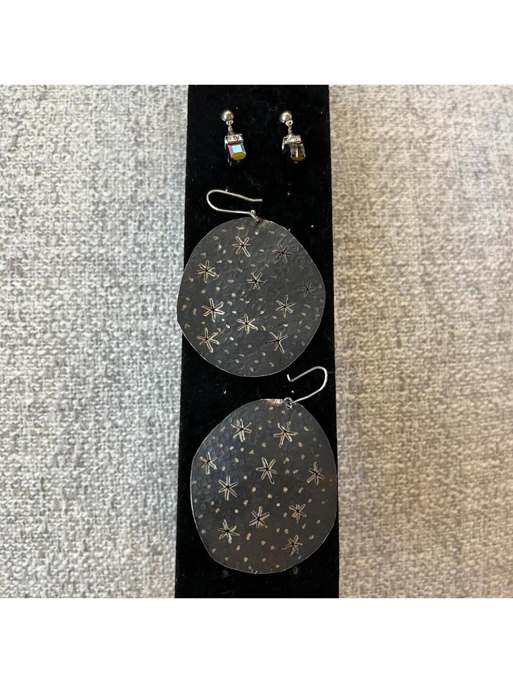 A set of 2 Vintage earrings